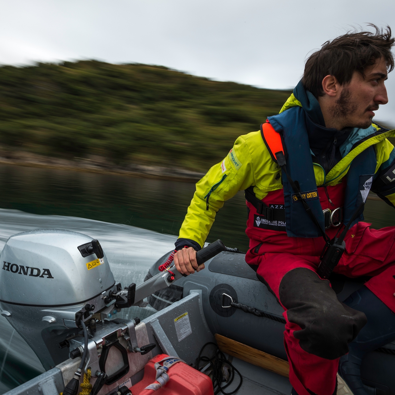 Man op een Honwave boot met een Honda BF motor.