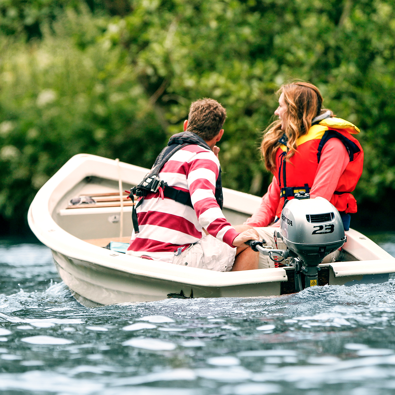 Twee mensen in een boot met de BF2.3 motor.