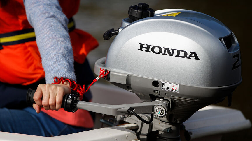 Close-up van Honda BF2.3 motor met gashendel.