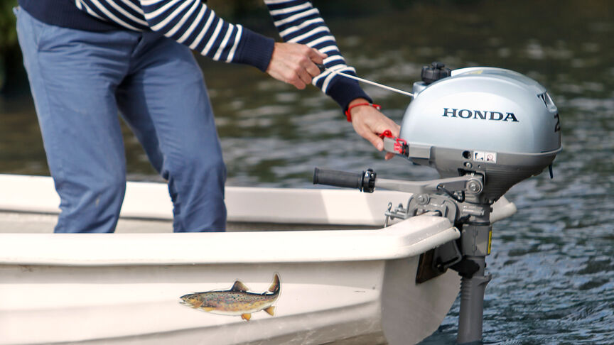 Close-up van Honda BF2.3 motor met gashendel.