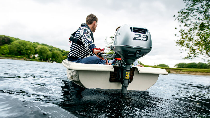 Close-up van Honda BF2.3 motor met gashendel.