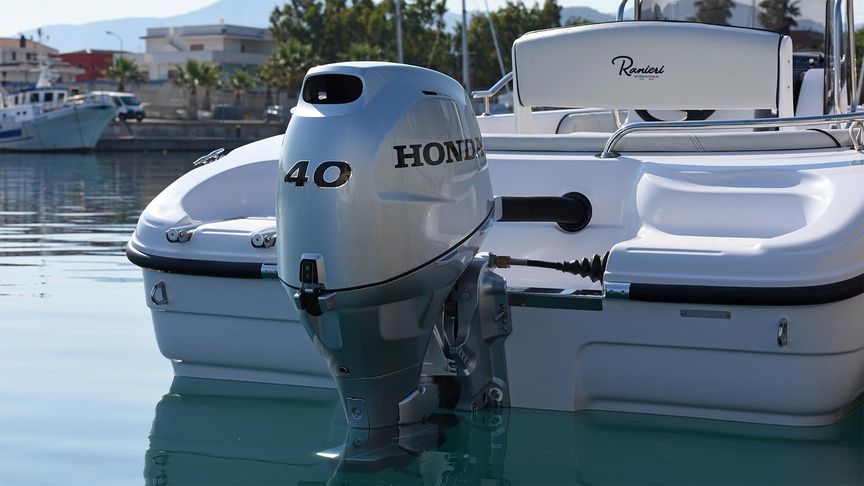 Een aangemeerde luxe speedboot met een Honda BF40 buitenboordmotor