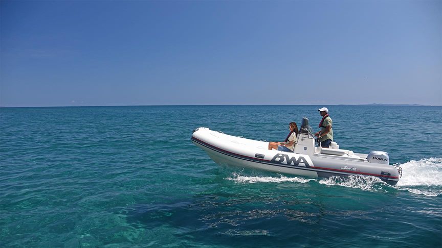 Een stel op een opblaasbare speedboot met een Honda BF50 buitenboordmotor