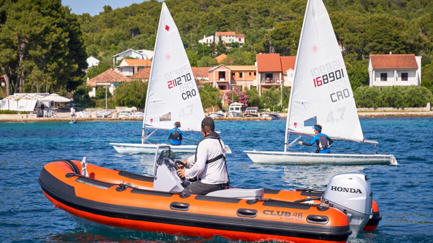 Man in een boot met een B40 motor langs de kust. 