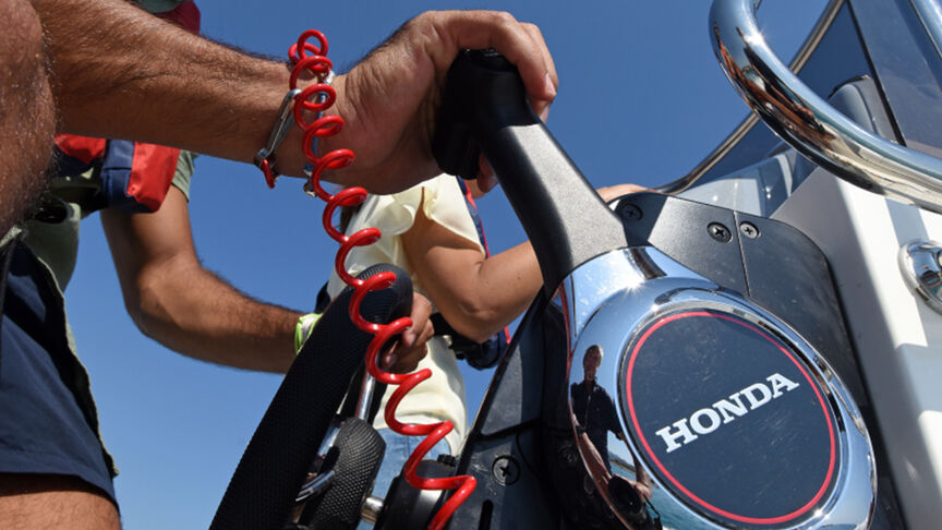 Man in een boot met een B40 motor langs de kust. 