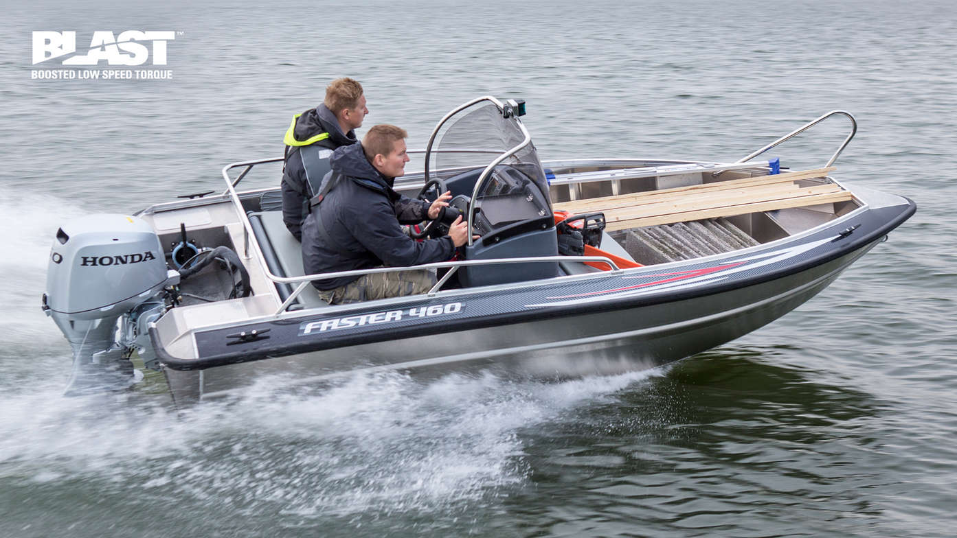 Boot met Honda motor, in gebruik door modellen, kustlocatie.