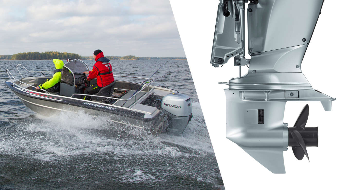 Links: Boot met Honda motor, in gebruik door modellen, kustlocatie. Rechts: Close-up van versnellingsbak.