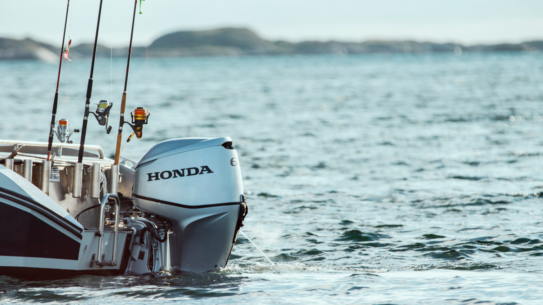 Close-up van de BF60 motor op het water.