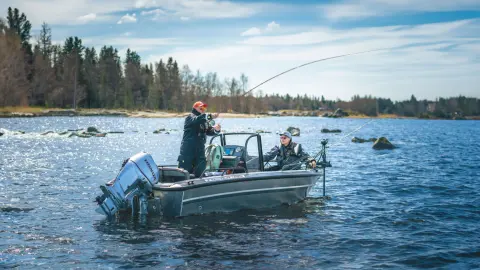 Twee vissers op een boot met twee Honda BF60 motoren op het water.