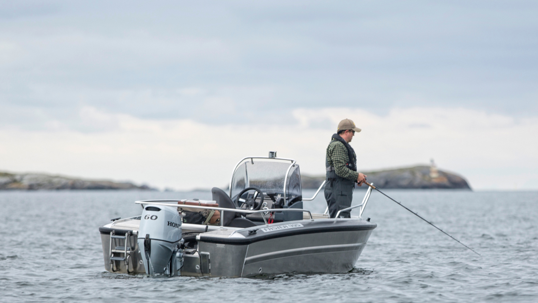Twee vissers op een boot met een Honda BF60 motor.