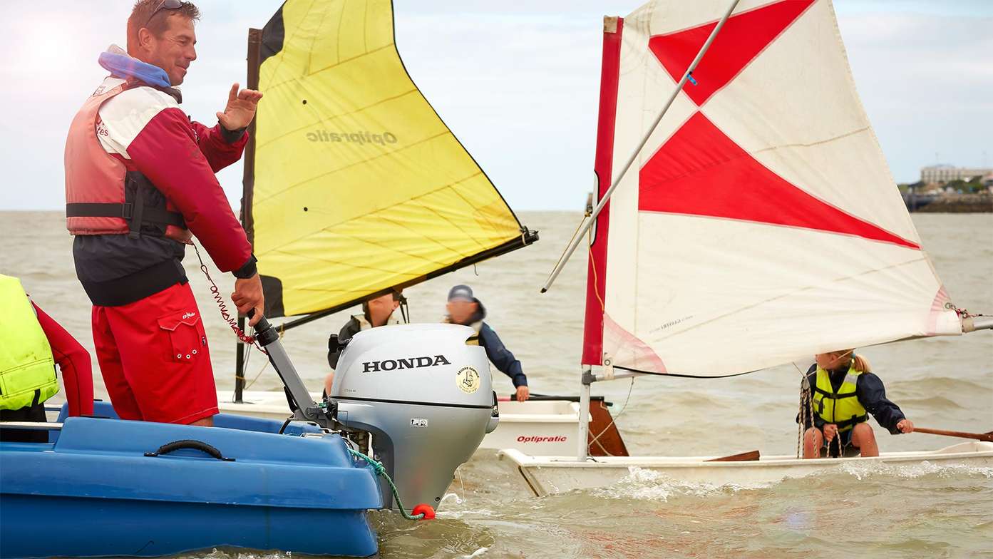 Windzeilgroep die gebruikmaakt van een Honda buitenboordmotor