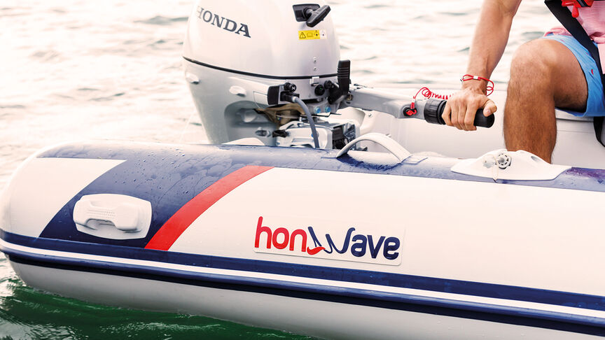 Modellen in boten op zee met BF10 motor.