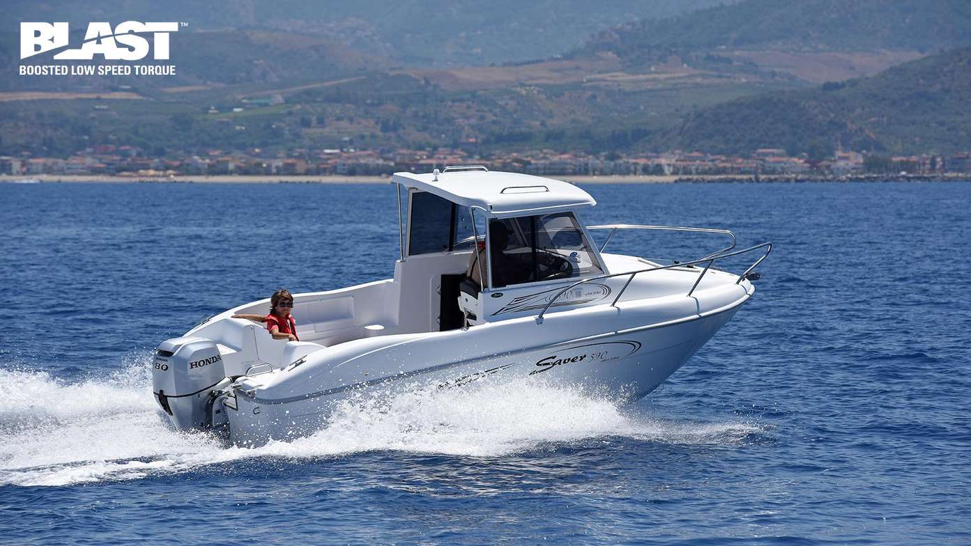 Speedboot met hoge snelheid over een meer varend