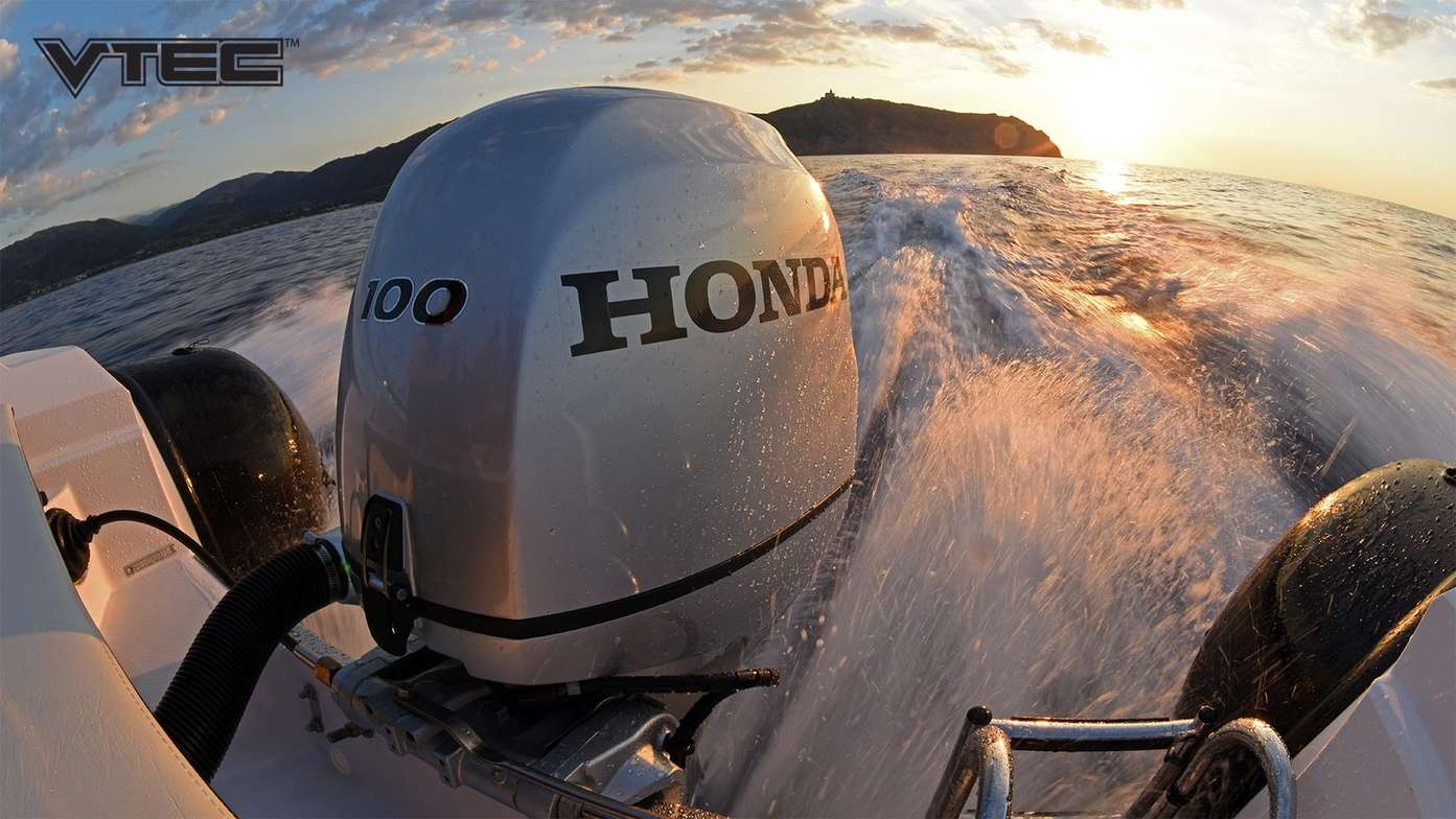 Achteraanzicht van een varende speedboot bij zonsondergang, met zicht op een Honda BF100 buitenboordmotor