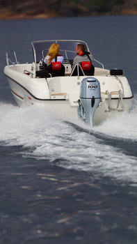 Boot met BF100 motor, in gebruik door modellen, kustlocatie.