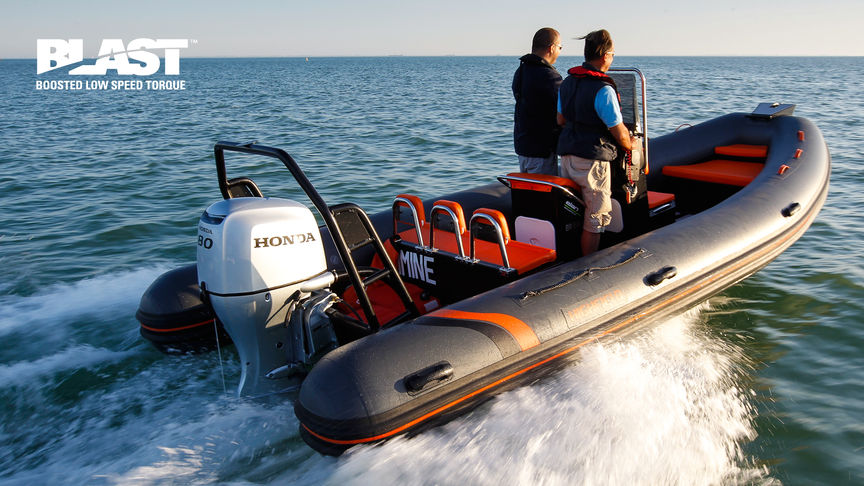 Boot met BF80 motor, in gebruik door modellen, kustlocatie.