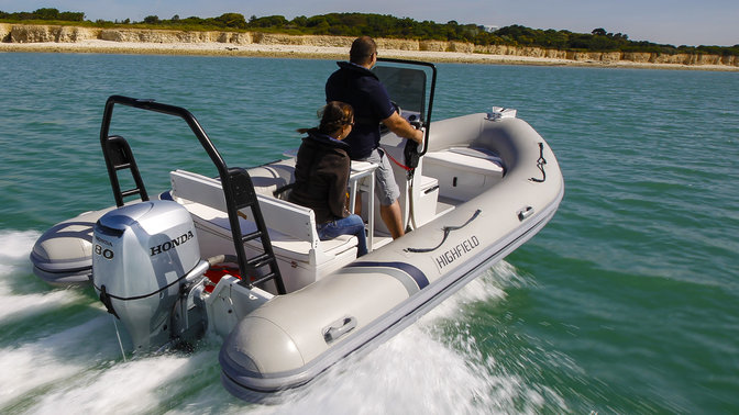 Boot met BF80 motor, in gebruik door modellen, kustlocatie.