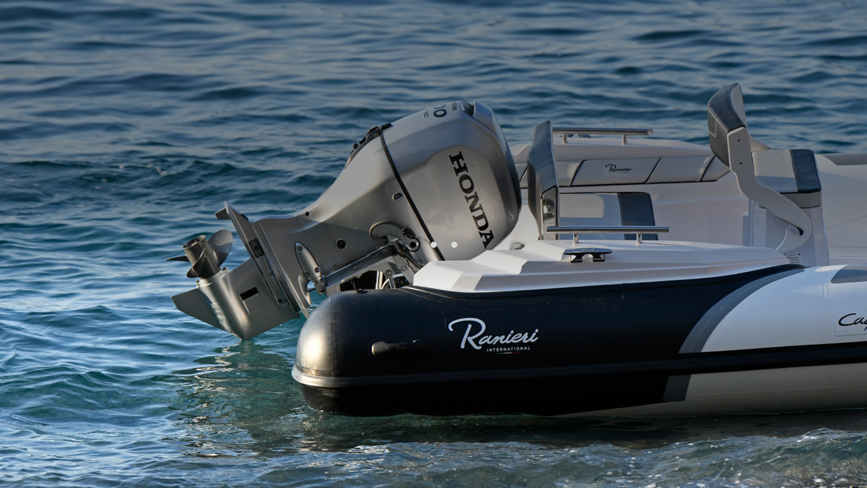 Close-up van de Honda BF80-100 motor achter op een boot in zee.