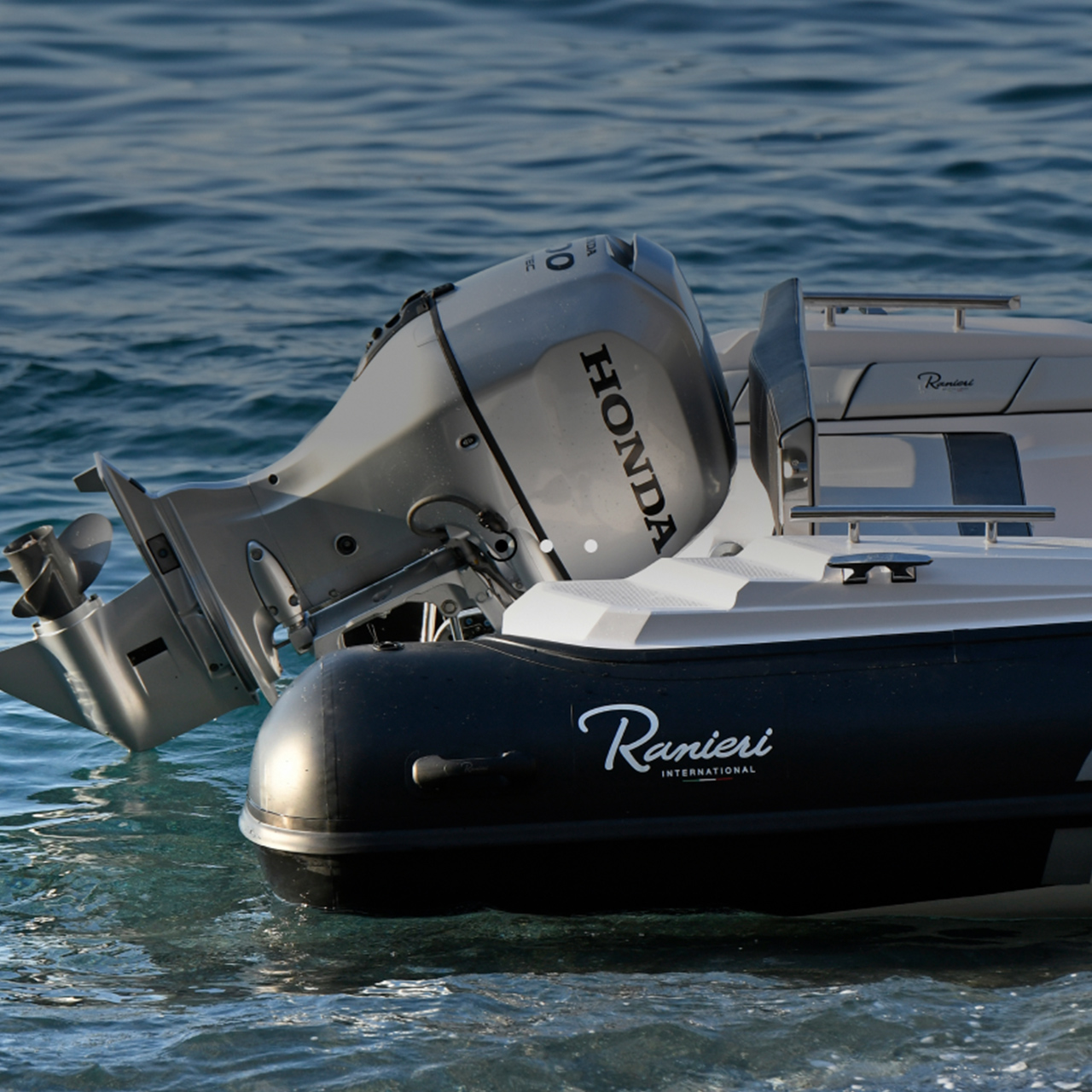 Close-up van de Honda BF80-100 motor achter op een boot in zee.