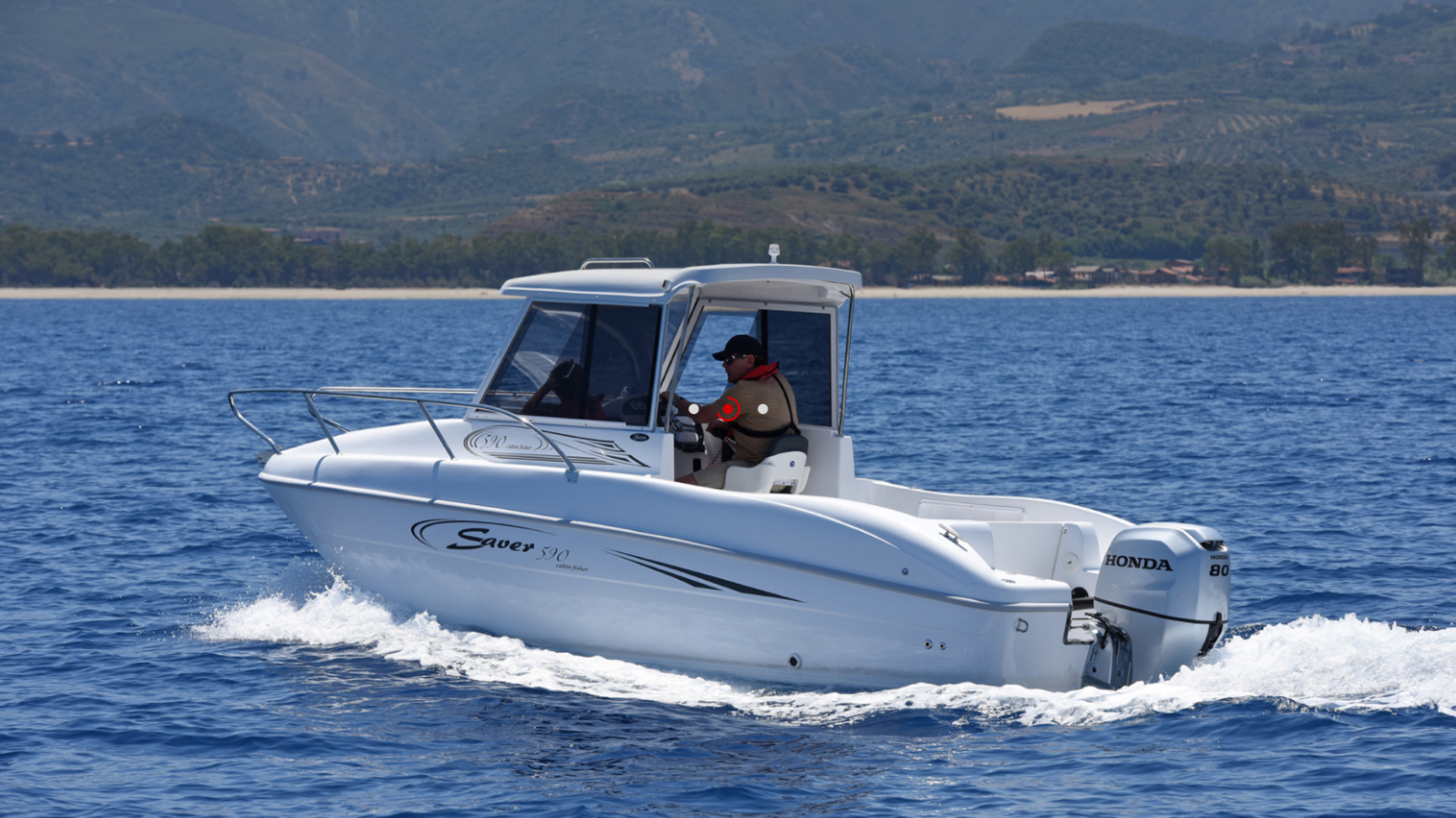 Model dat boot bestuurt met de BF80-100 motor op zee.