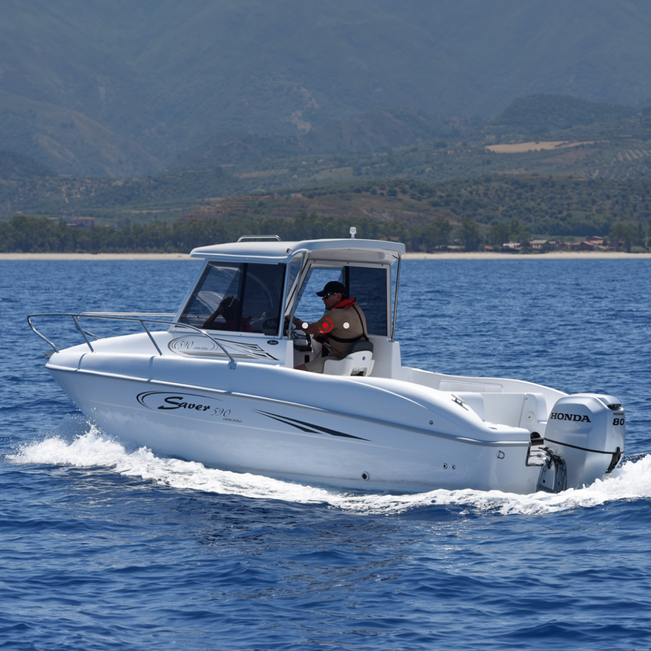 Model dat boot bestuurt met de BF80-100 motor op zee.