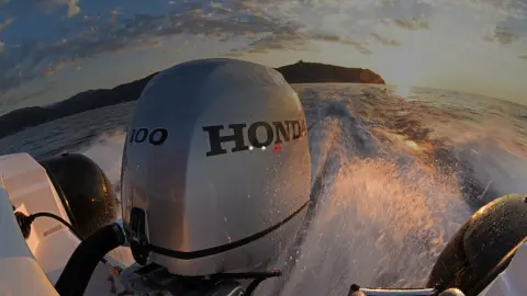 Close-up van de BF80-100 motor op zee.