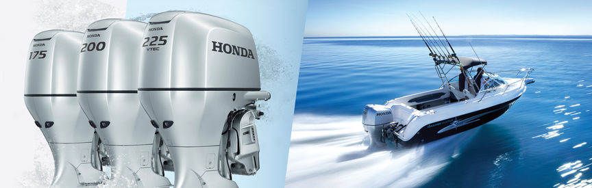Links: 3x Honda buitenboordmotoren. Rechts: Boot met Honda motor, in gebruik door modellen, kustlocatie.