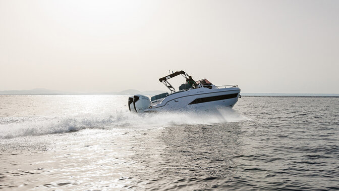 Vrouwen springen in de oceaan vanaf een speedboot