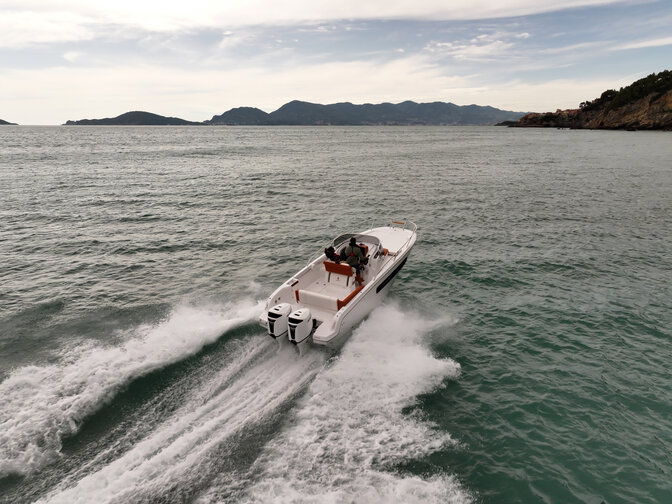 Luchtfoto van boot die door de zee vaart.