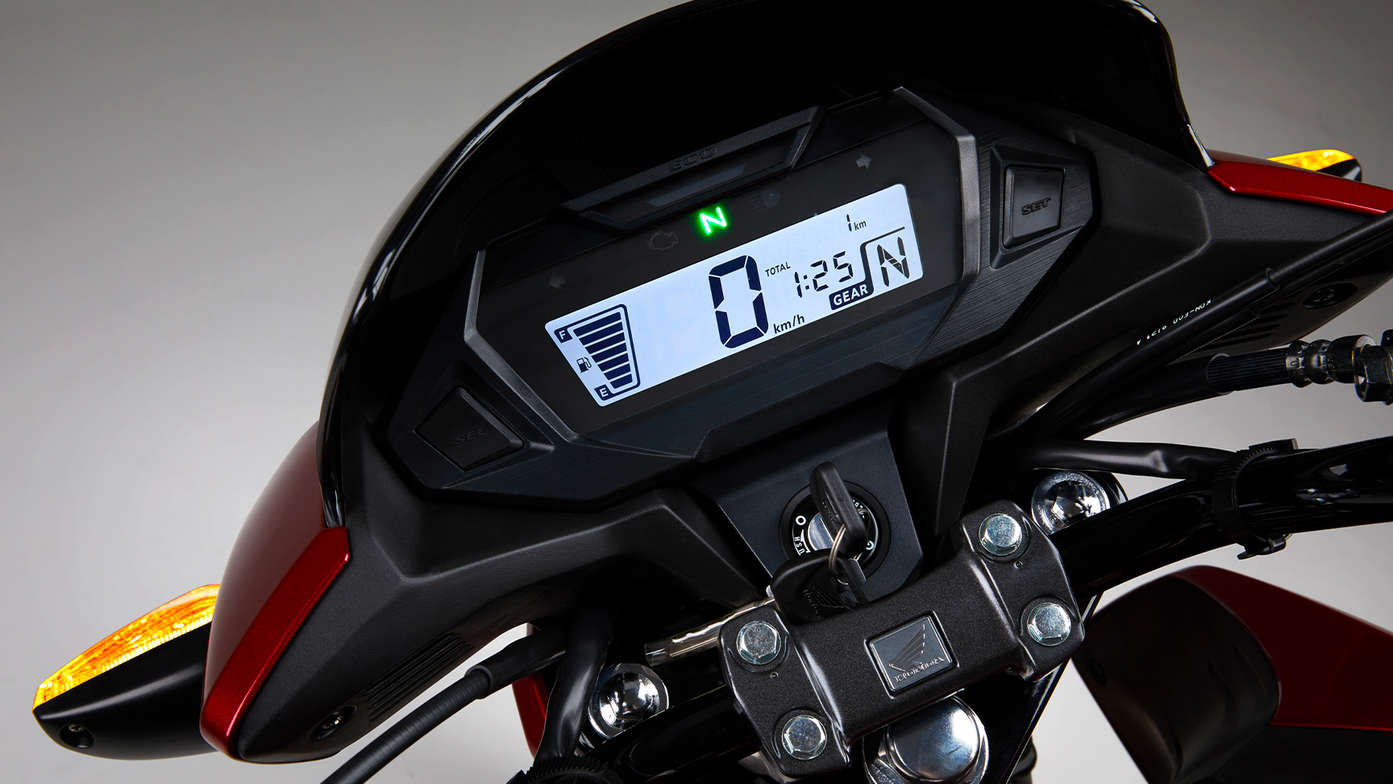 Honda CB125F rood, studiobeeld, focus op slimme dashboard