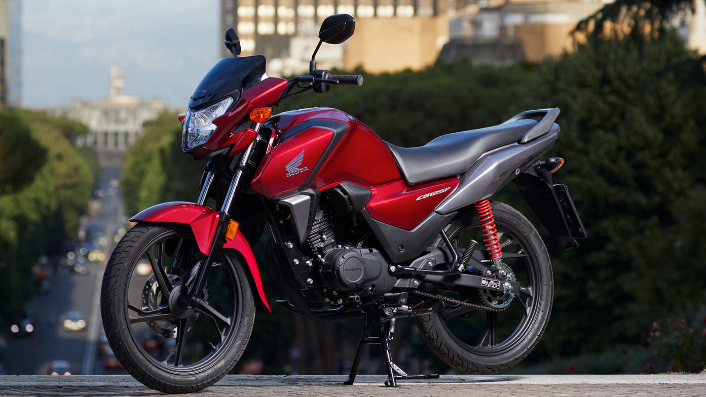 Honda CB125F, rood, buitenlucht op locatie, linkerzijde