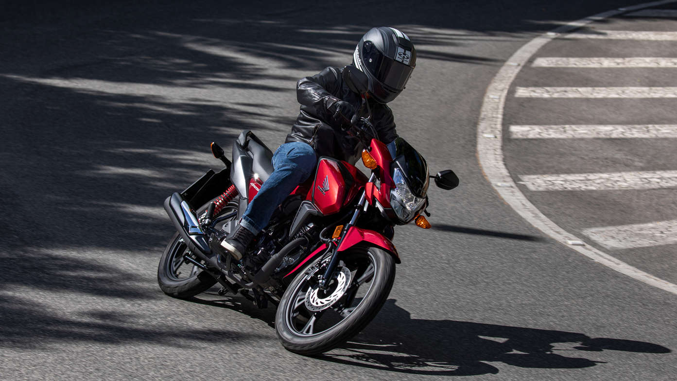 Honda CB125F wordt gereden op de baan