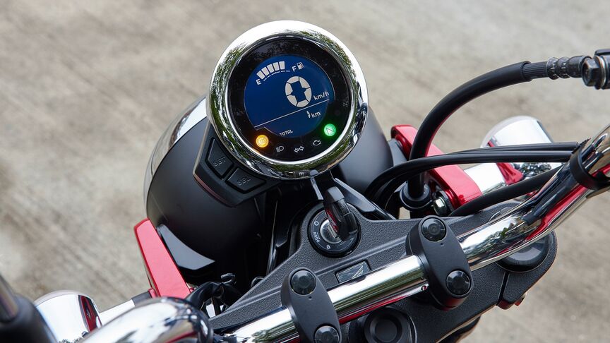 Dax 125 close-up logo