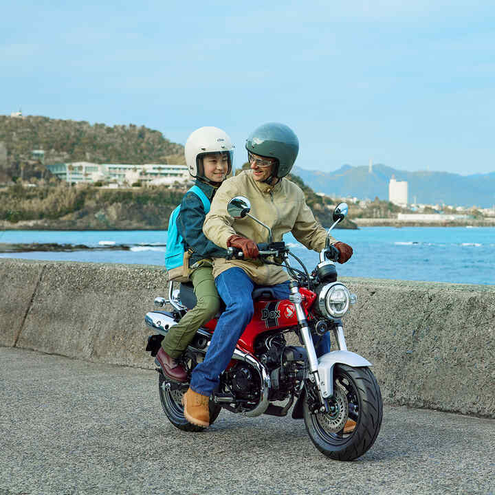 Honda Dax 125 aan backdrop met kustlijn