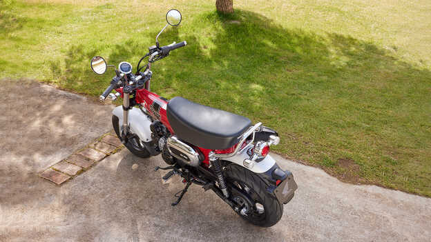 Honda Dax 125 laag zadel en breed, naar boven gedraaid stuur 