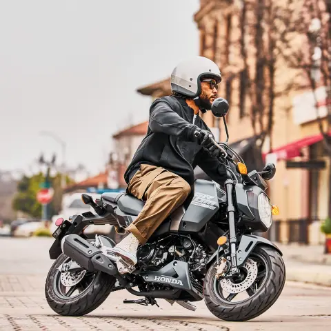 MSX125 Grom statisch beeld met rijder klaar voor vertrek