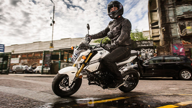 Overzicht Msx125 2017 125 Cc Aanbod Motorfietsen Honda Honda Msx125 Rijdend In Een Stedelijke Eving