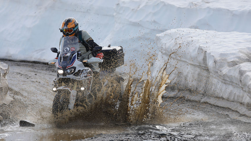 Honda Africa Twin die bereden wordt door de Noordkaap.