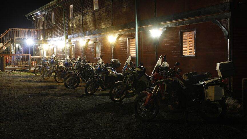 Motorrijder rijdend door de ruwe terreinen van Zuid-Afrika.