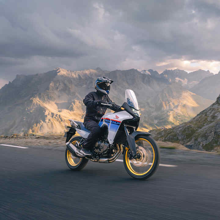 Honda XL750 Transalp dynamisch op de weg