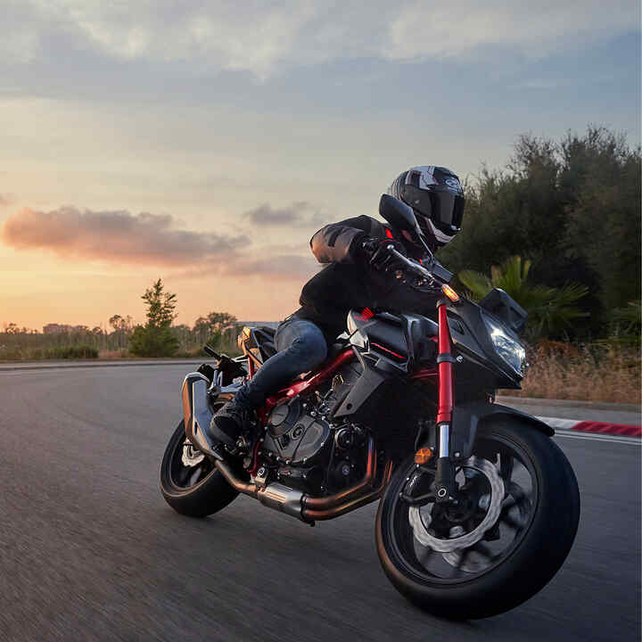 Honda CB750 Hornet dynamisch op de weg