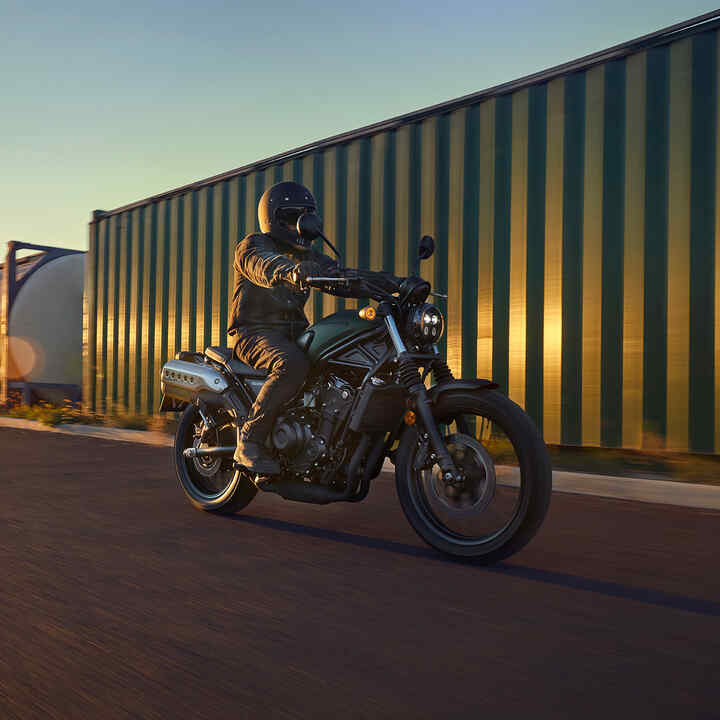 Honda CL500 driekwart vooraanzicht rechts op de baan