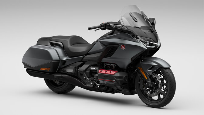 Honda Gold Wing 3/4 vooraanzicht rechts studiobeeld