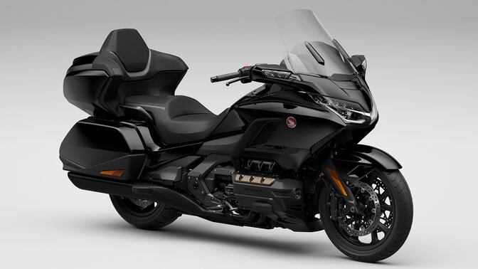 Honda Gold Wing Tour 3/4 vooraanzicht rechts studiobeeld