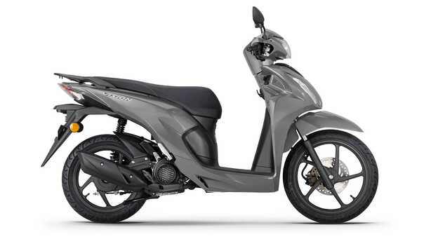 Honda Vision 110 voorkant rechts 3/4 studio