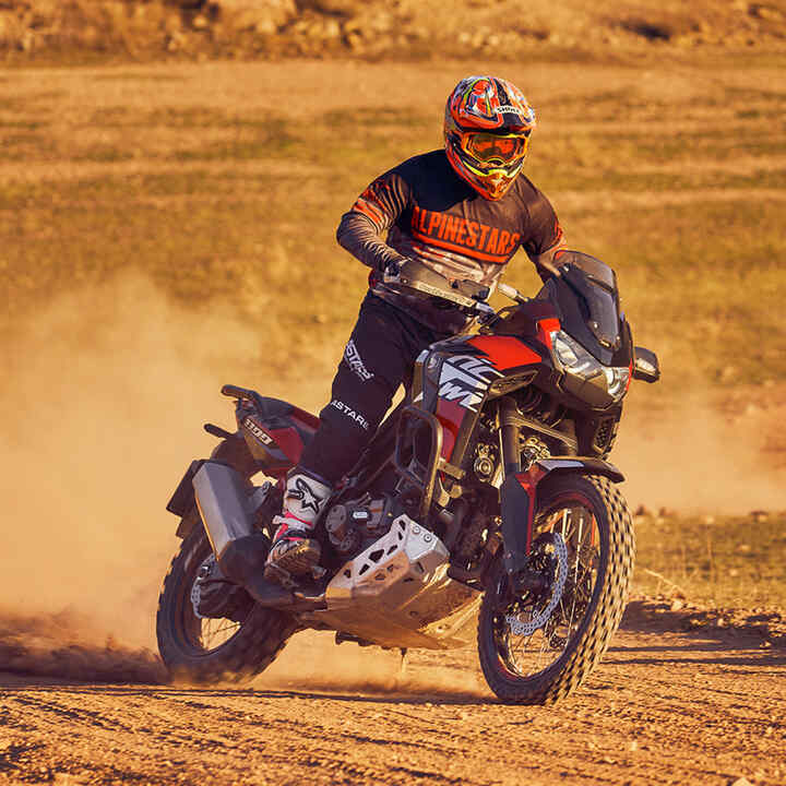 Man op een Honda Africa Twin, offroad