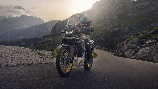 Dax 125 statisch driekwart achterkant foto bij de zee.