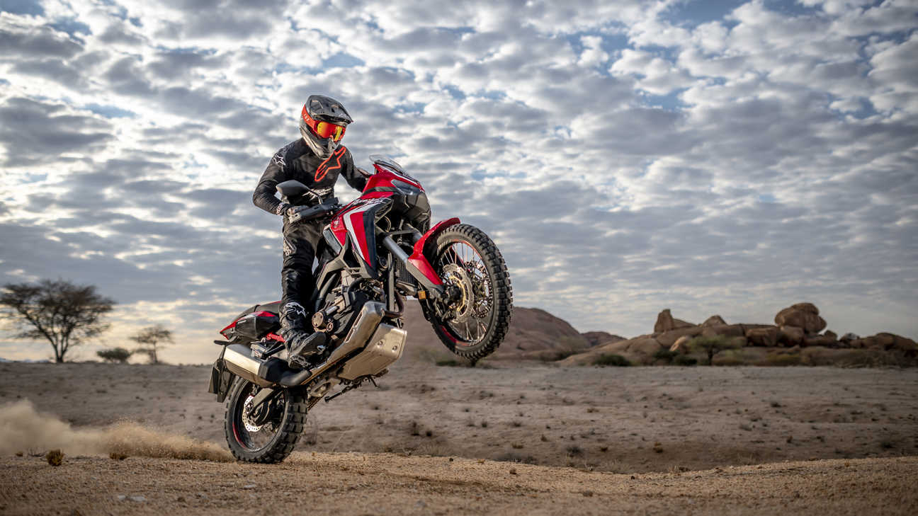 Honda Africa Twin, driekwart rechtervooraanzicht, wheelieing in woestijnlandschap