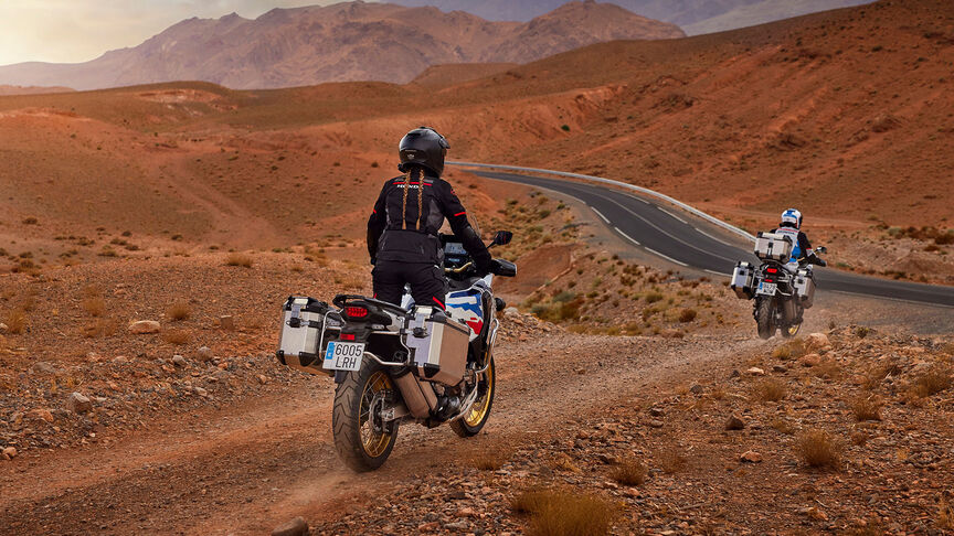 Driekwart vooraanzicht van de Honda CRF1100 Africa Twin Adventure Sports in bergachtige omgeving.