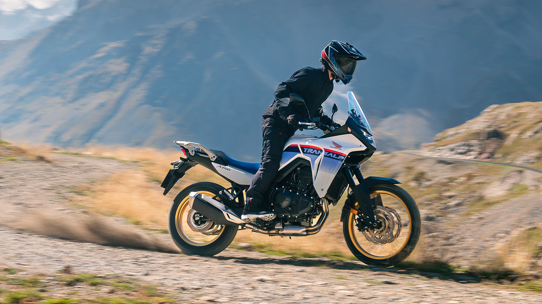 XL750 Transalp Dynamisch beeld zijkant met rijder